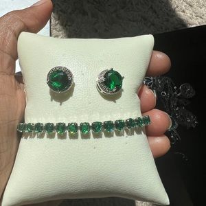 Gorgeous emerald tone swarovski bracelet and earrings TRES1